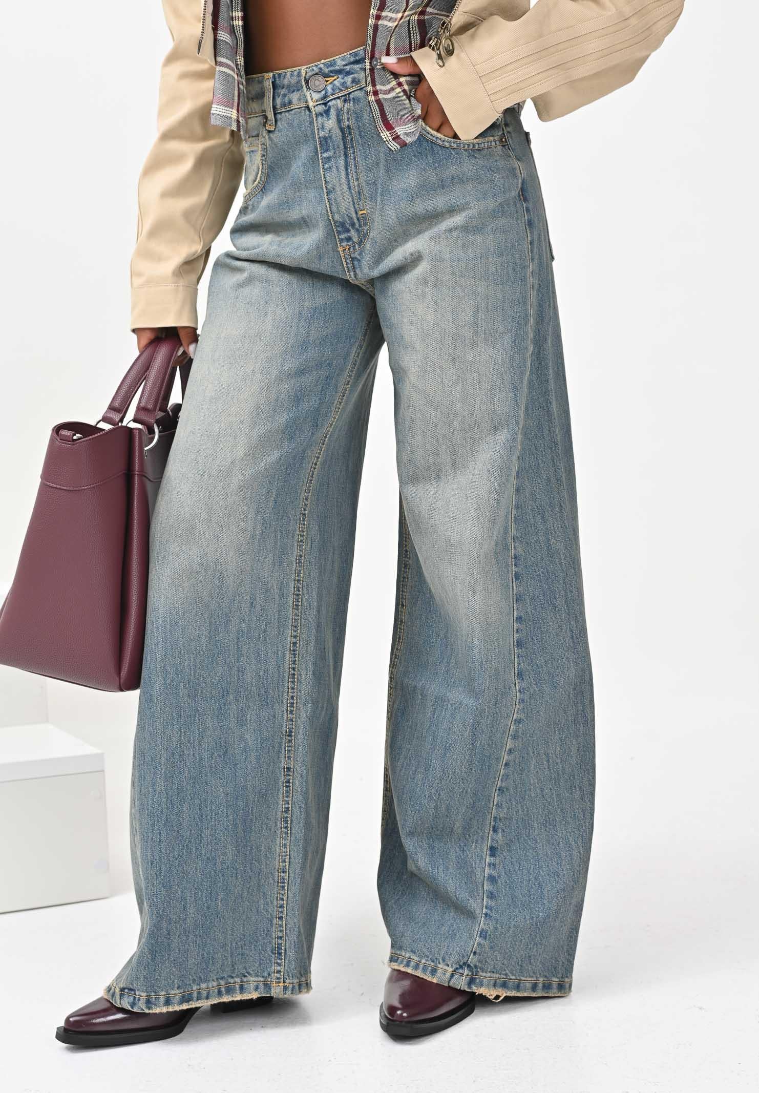 VICOLO Jeans Nathalie da donna realizzati in denim blu medio con un delicato effetto slavato DF5142 VU VICOLO 