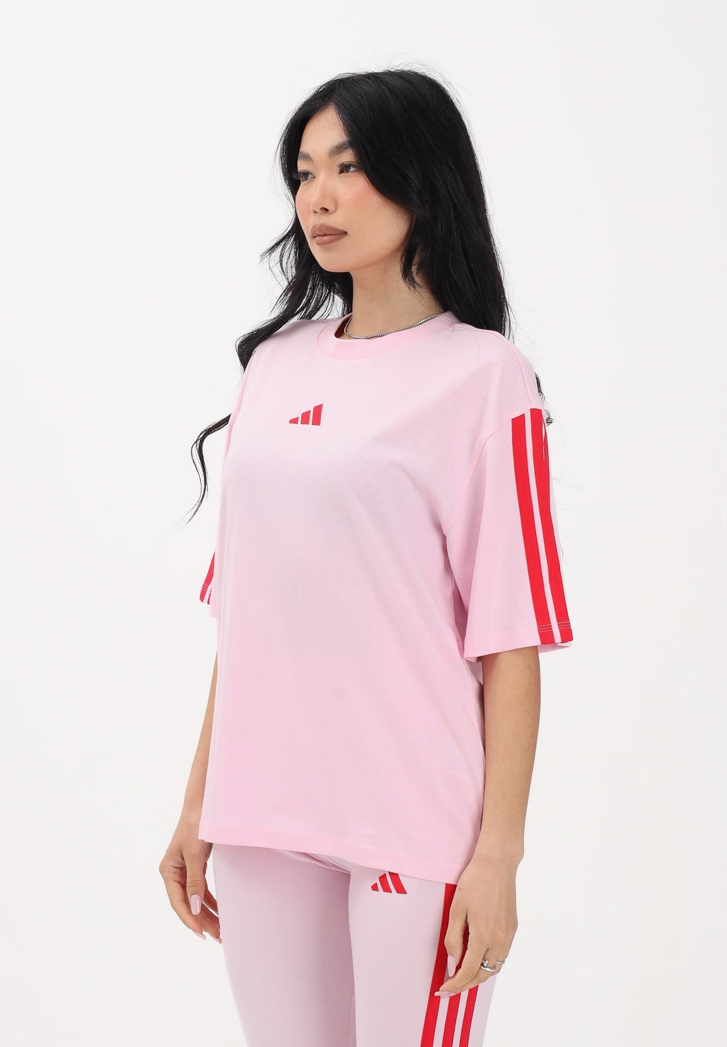 ADIDAS PERFORMANCE T-shirt a manica corta Boyfriend 3 Stripes Essentials rosa e rossa da donna KD2348 . ADIDAS PERFORMANCE 