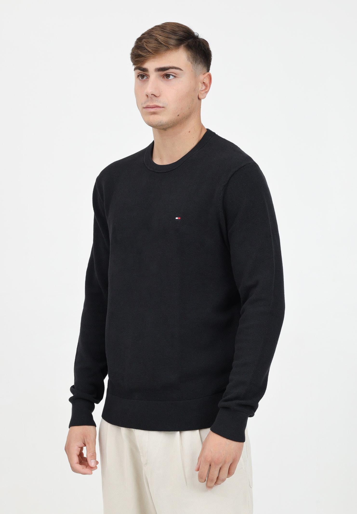 Maglioncino girocollo nero da uomo con ricamo bandierina MW0MW36347BDS  TOMMY HILFIGER 