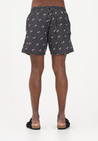 GCDS Shorts mare nero da uomo con stampa rigata e logo all-over C1MWQS252T015 999A GCDS 