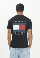 TOMMY JEANS T-shirt a manica corta nera da uomo con maxi logo DM0DM21910BDS  TOMMY JEANS 