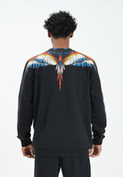 MARCELO BURLON COUNTY OF MILAN Felpa girocollo nera da uomo con stampa ali F5CAMASW025 110 MARCELO BURLON COUNTY OF MILAN 