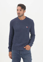 TOMMY JEANS Maglioncino girocollo blu da uomo con logo DM0DM21652DSE  TOMMY JEANS 