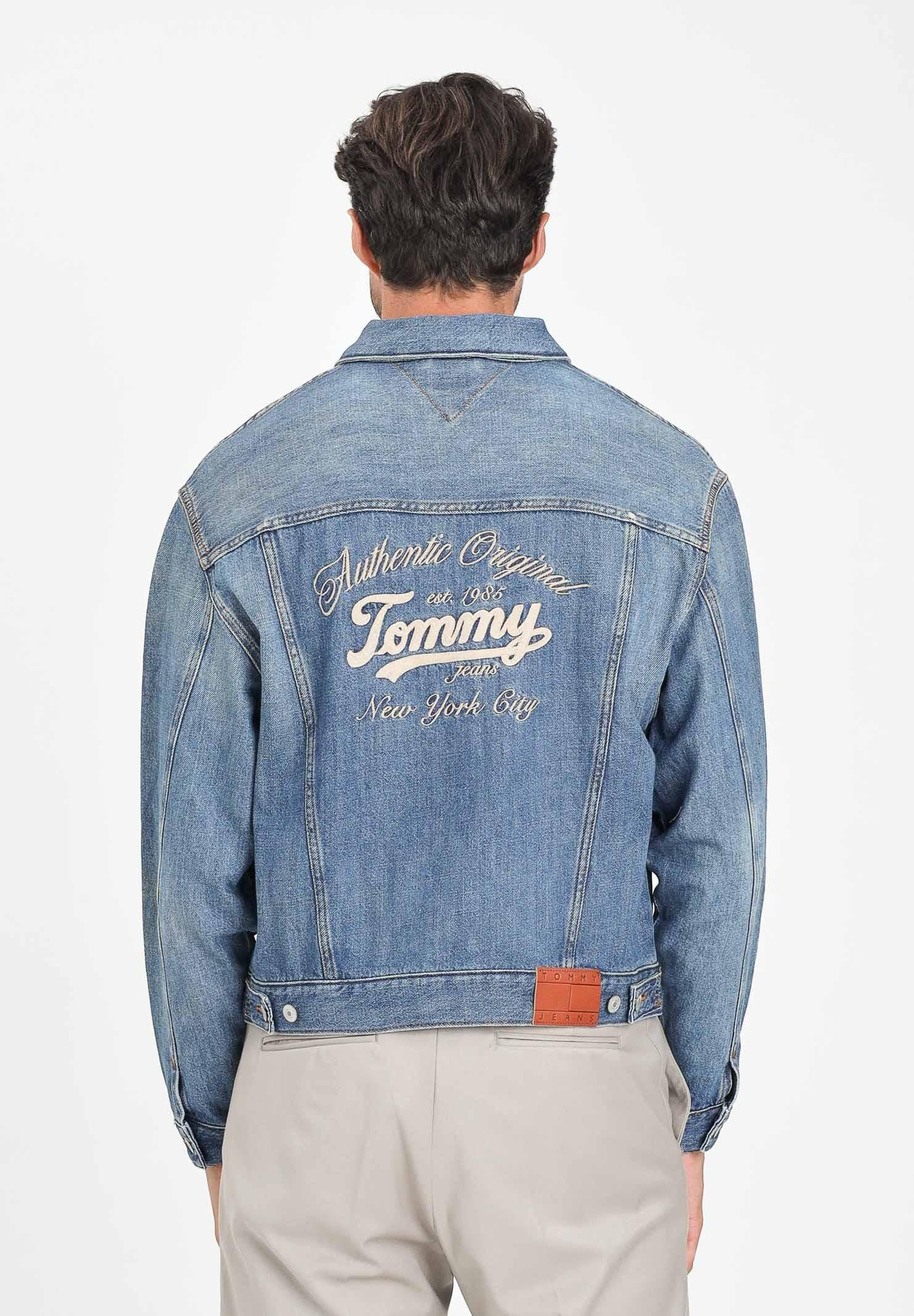TOMMY JEANS Giubbotto di jeans in denim chiaro da uomo con ricamo logo sul retro DM0DM217241A5  TOMMY JEANS 