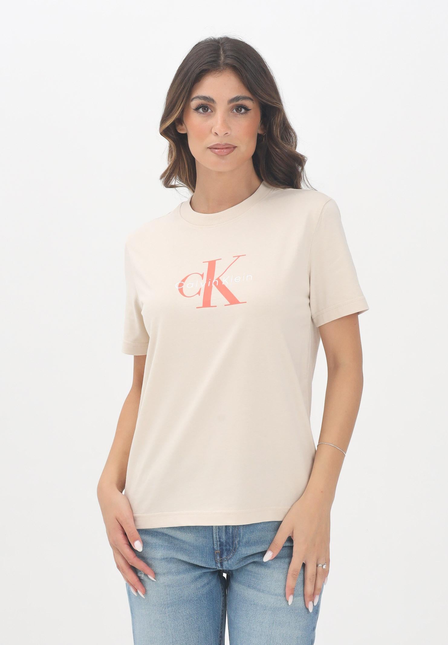 CALVIN KLEIN JEANS T-shirt a manica corta beige da donna con logo "CK Calvin Klein" LV047B865GC7P  CALVIN KLEIN JEANS 