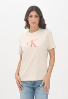 CALVIN KLEIN JEANS T-shirt a manica corta beige da donna con logo "CK Calvin Klein" LV047B865GC7P  CALVIN KLEIN JEANS 