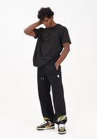 MARCELO BURLON COUNTY OF MILAN Pantalone sportivo nero da uomo con stampa F5CAMAFP060 110 MARCELO BURLON COUNTY OF MILAN 