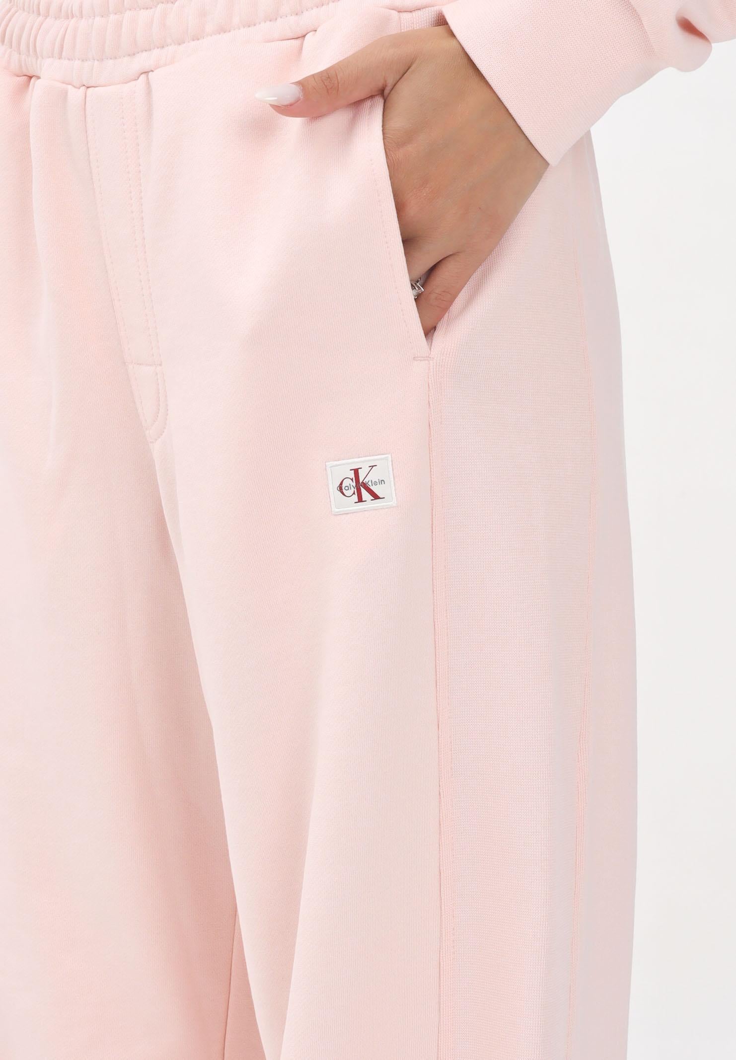 CALVIN KLEIN JEANS Pantalone sportivo rosa da donna con patch logo LV047C249GVI7  CALVIN KLEIN JEANS 