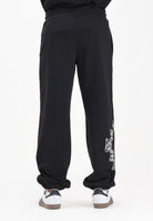 MARCELO BURLON COUNTY OF MILAN Pantalone sportivo nero da uomo con stampa F5CAMAFP044 110 MARCELO BURLON COUNTY OF MILAN 