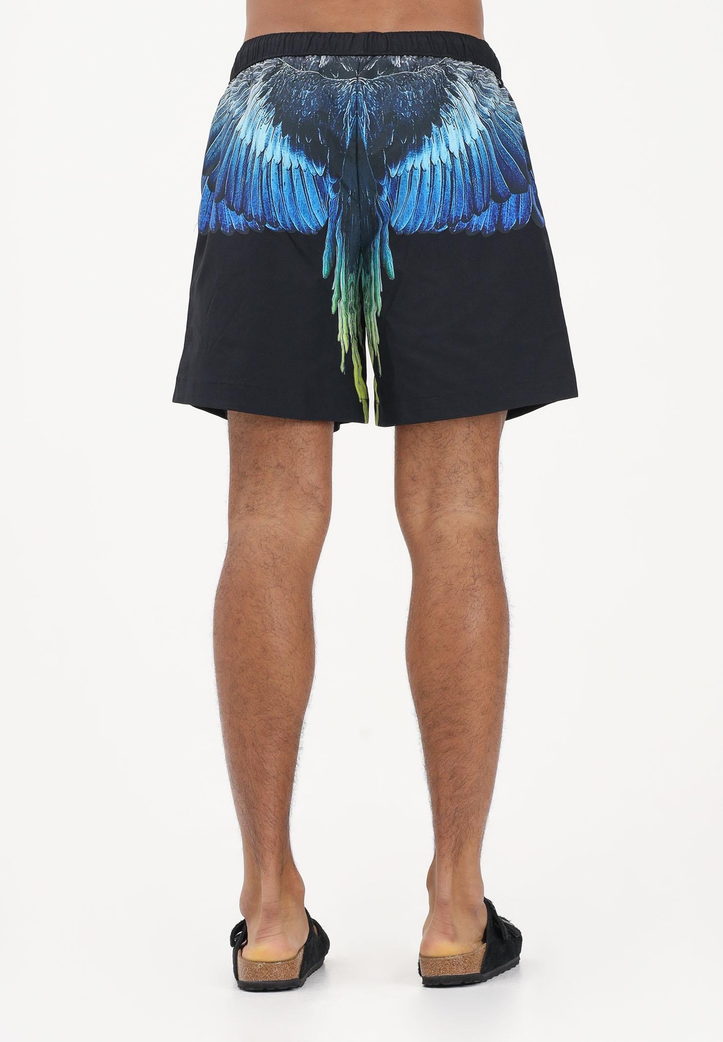 MARCELO BURLON COUNTY OF MILAN Shorts mare nero da uomo con stampa ali COMAS2606600895 . MARCELO BURLON COUNTY OF MILAN 