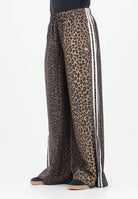 ADIDAS ORIGINALS Pantalone sportivo Leopard Firebird Oversized beige da donna JW7302  ADIDAS ORIGINALS 