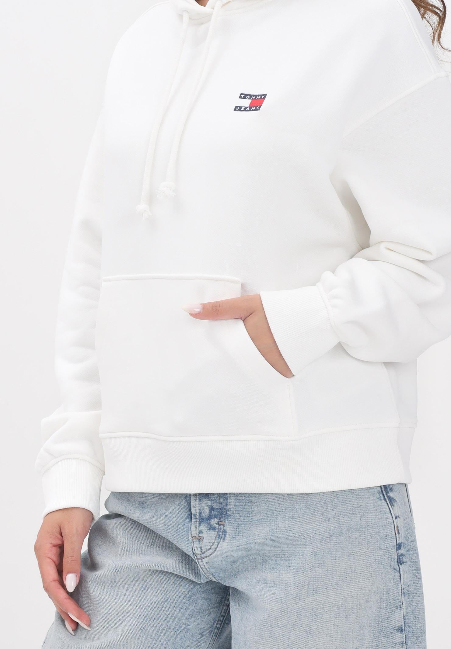 TOMMY JEANS Felpa con cappuccio bianca da donna rifinita da logo DW0DW19414YBL  TOMMY JEANS 