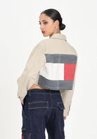 TOMMY JEANS Giubbotto crop in denim beige da donna rifinito dall'iconica bandiera DW0DW21431RBV  TOMMY JEANS 