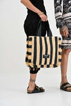 PATRIZIA PEPE Borsa mare da donna caratterizzata da un vivace design a righe verticali nere e beige 2B0135V004 FE22 PATRIZIA PEPE 