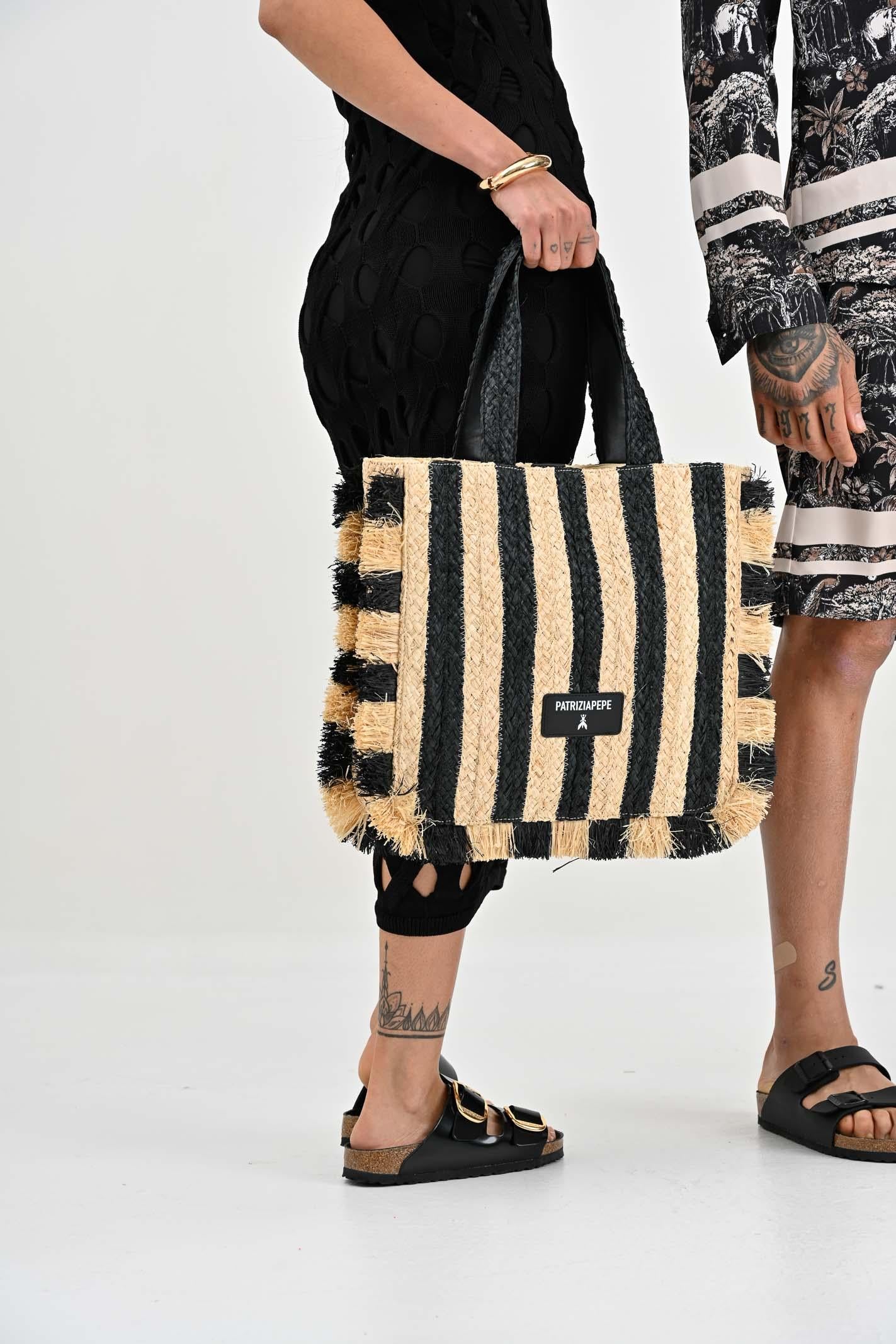 PATRIZIA PEPE Borsa mare da donna caratterizzata da un vivace design a righe verticali nere e beige 2B0135V004 FE22 PATRIZIA PEPE 