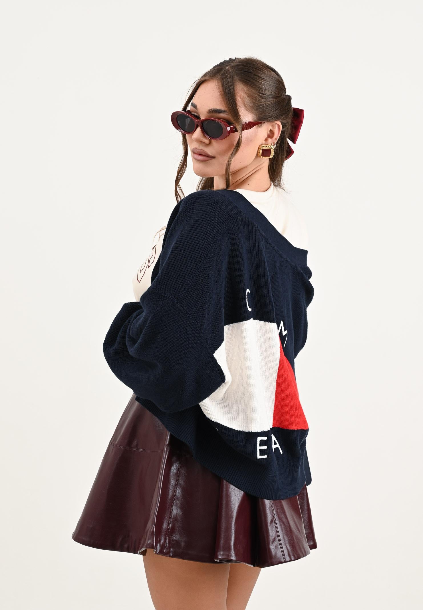 TOMMY JEANS Cardigan blu da donna con ricamo bandiera sul retro DW0DW18335C1G  TOMMY JEANS 