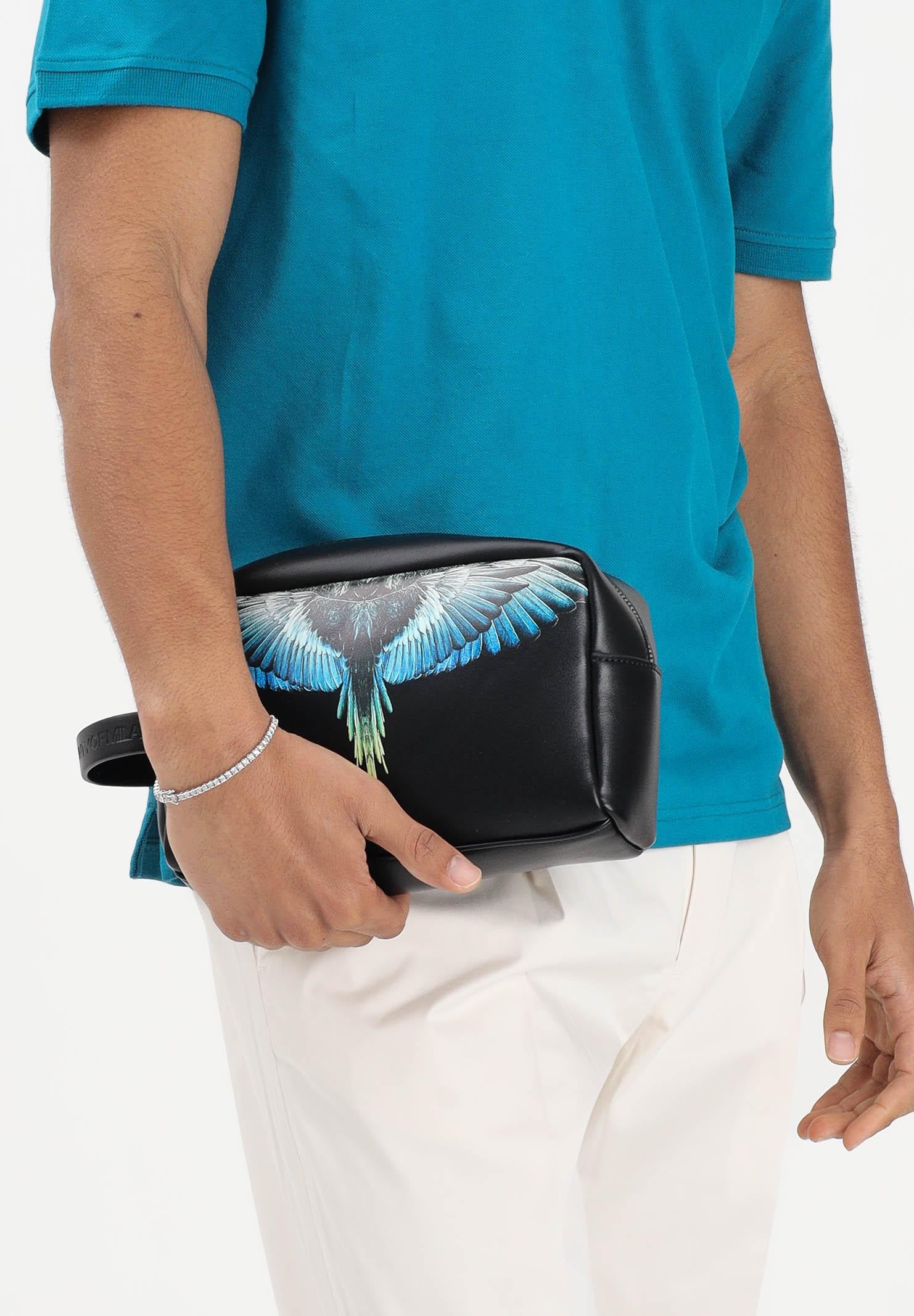 MARCELO BURLON COUNTY OF MILAN Pochette nera da uomo con stampa ali multicolor COMAS2603560895 . MARCELO BURLON COUNTY OF MILAN 