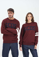 GCDS Maglione girocollo bordeaux per uomo e donna con logo e bande a contrasto B2XM1506I5 49 GCDS 