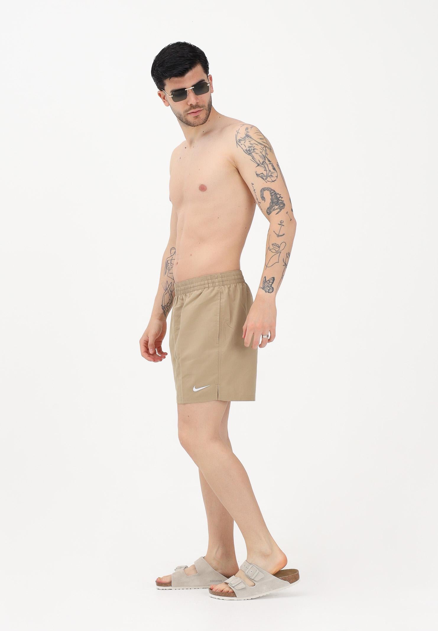 NIKE Shorts mare beige da uomo con logo NESSF560 241 NIKE 