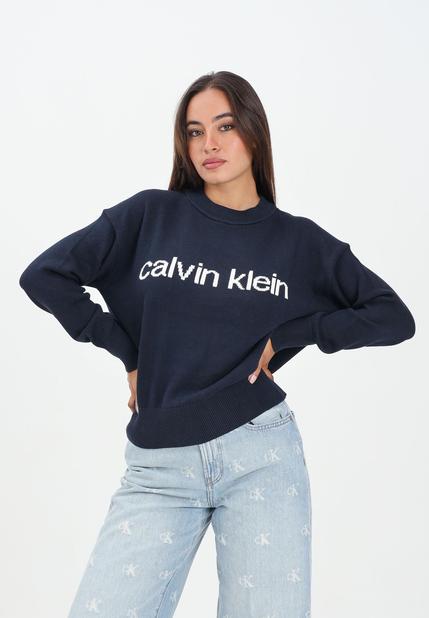 CALVIN KLEIN JEANS Maglioncino girocollo blu da donna con logo LV047C311GCEF . CALVIN KLEIN JEANS 