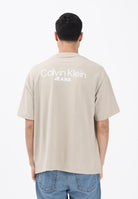 CALVIN KLEIN JEANS T-shirt a manica corta beige da uomo con stampa logo sul retro LV04RD825G2F3 . CALVIN KLEIN JEANS 