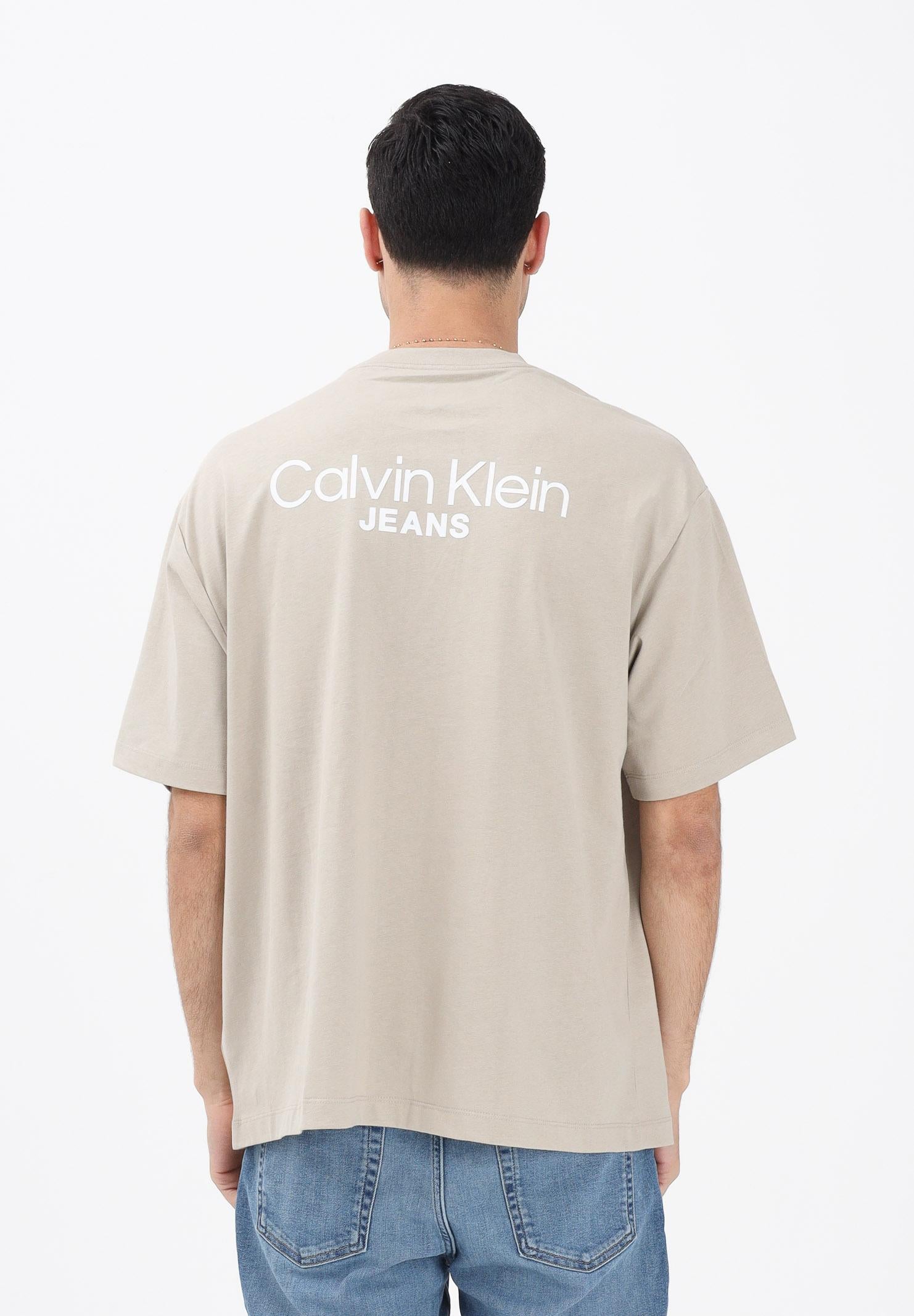 CALVIN KLEIN JEANS T-shirt a manica corta beige da uomo con stampa logo sul retro LV04RD825G2F3 . CALVIN KLEIN JEANS 