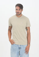 TOMMY JEANS T-shirt a manica corta beige da uomo con distintivo Tommy DM0DM20322RBV  TOMMY JEANS 