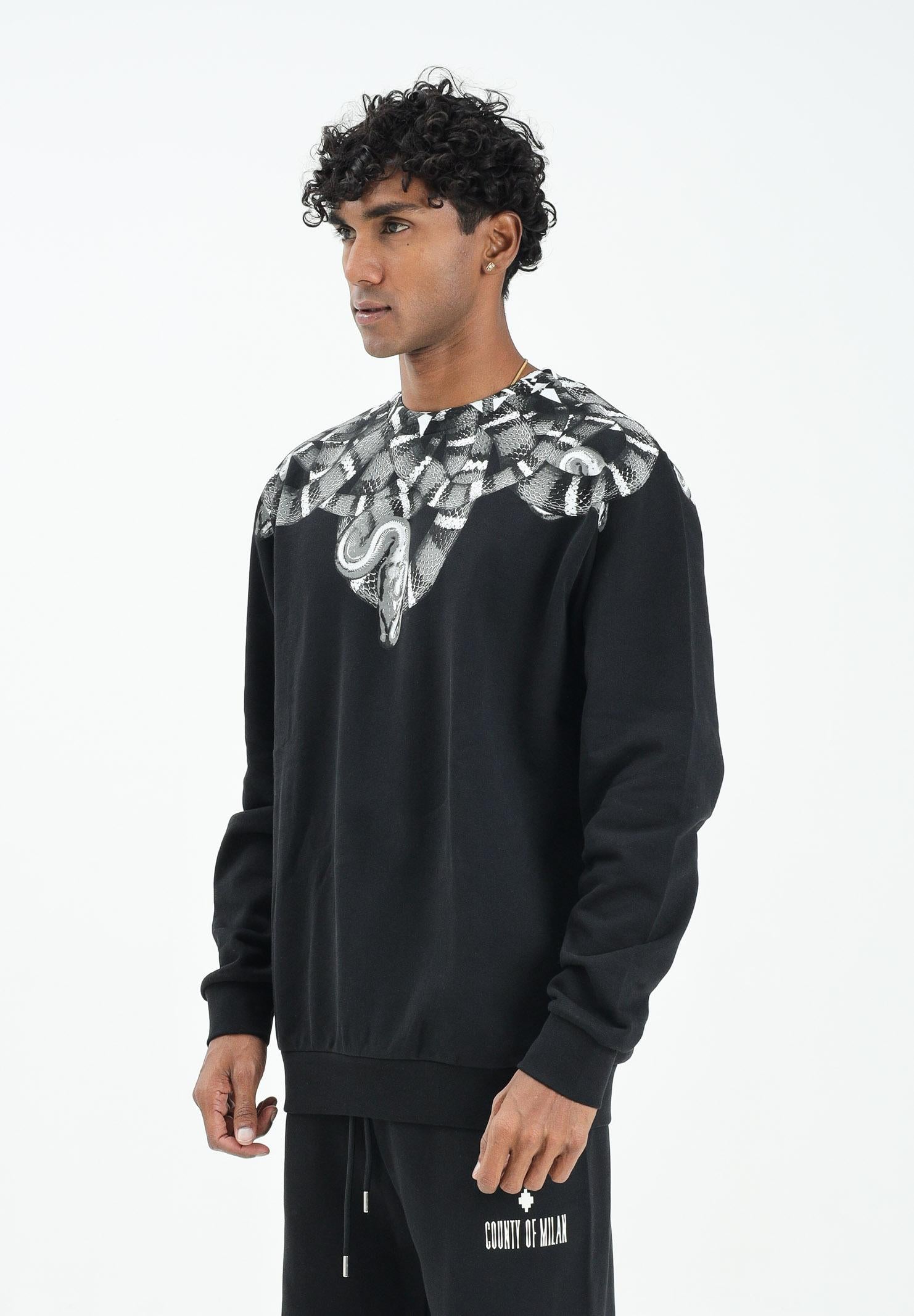 MARCELO BURLON COUNTY OF MILAN Felpa girocollo nera da uomo con stampa serpente F5CAMASW068 110 MARCELO BURLON COUNTY OF MILAN 