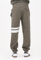 GCDS Pantalone sportivo verde militare per uomo e donna con dettagli a contrasto B1XM3002JI0 88 GCDS 