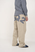 DSQUARED2 Pantalone beige per donna, ragazzi e bambini con il logo DSQ2 ricamato sul retro DQ2734D00XC DQ717 DSQUARED2 