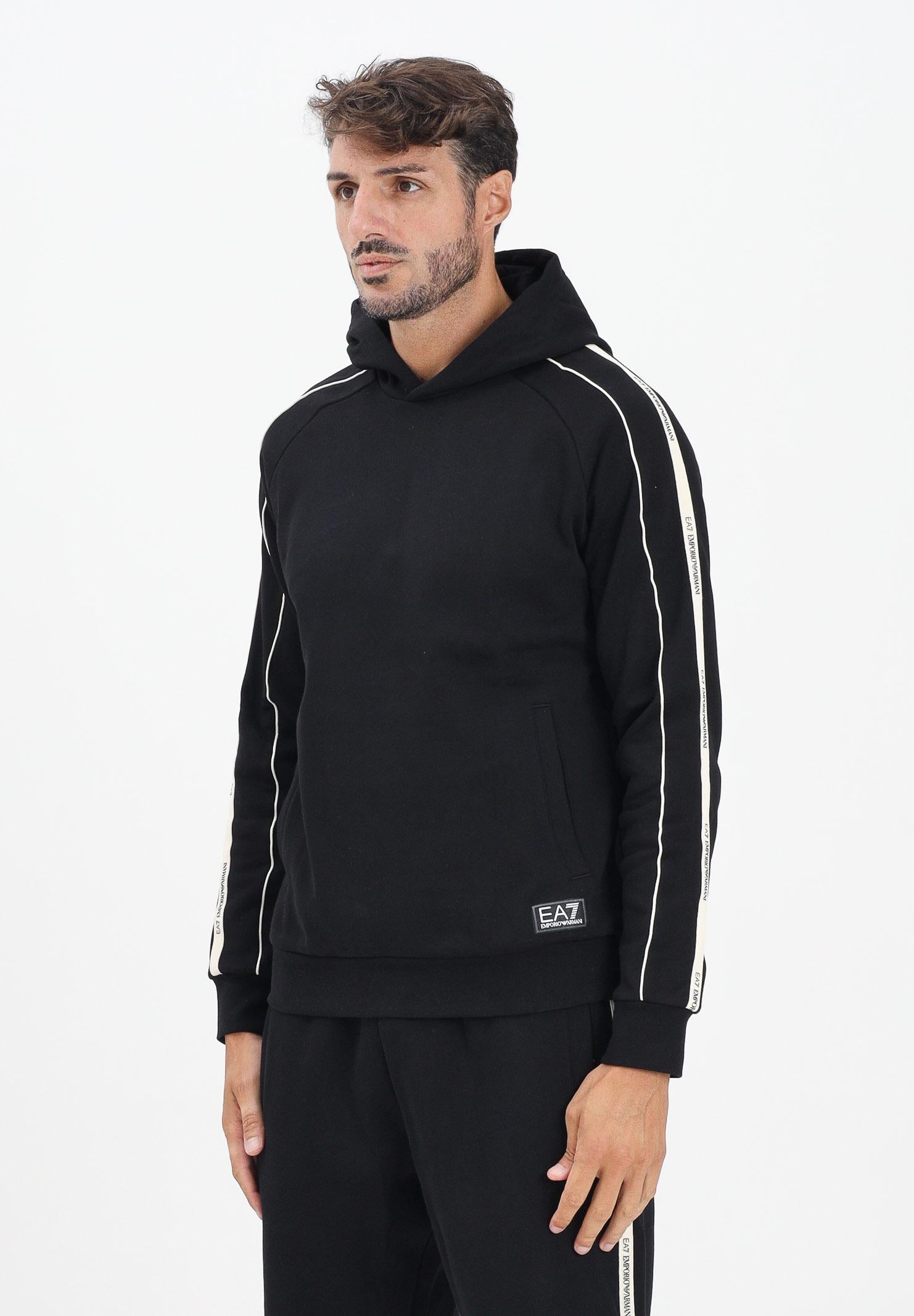EA7 Felpa con cappuccio nera da uomo rifinita da bande logate a contrasto 7M000972AF10377 UC001 EA7 