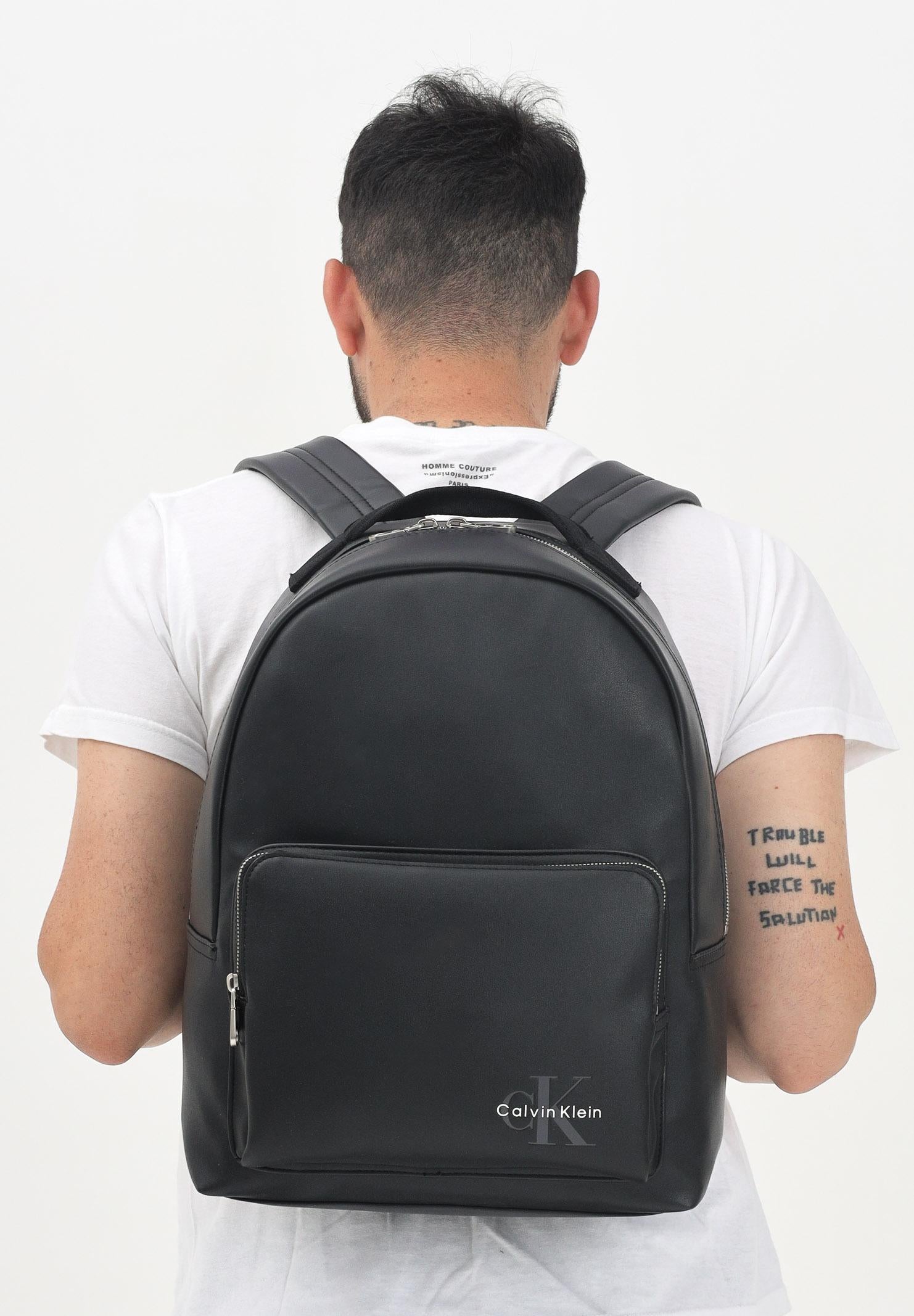 CALVIN KLEIN Zaino nero da uomo con logo LV04G3042G UB1 CALVIN KLEIN 
