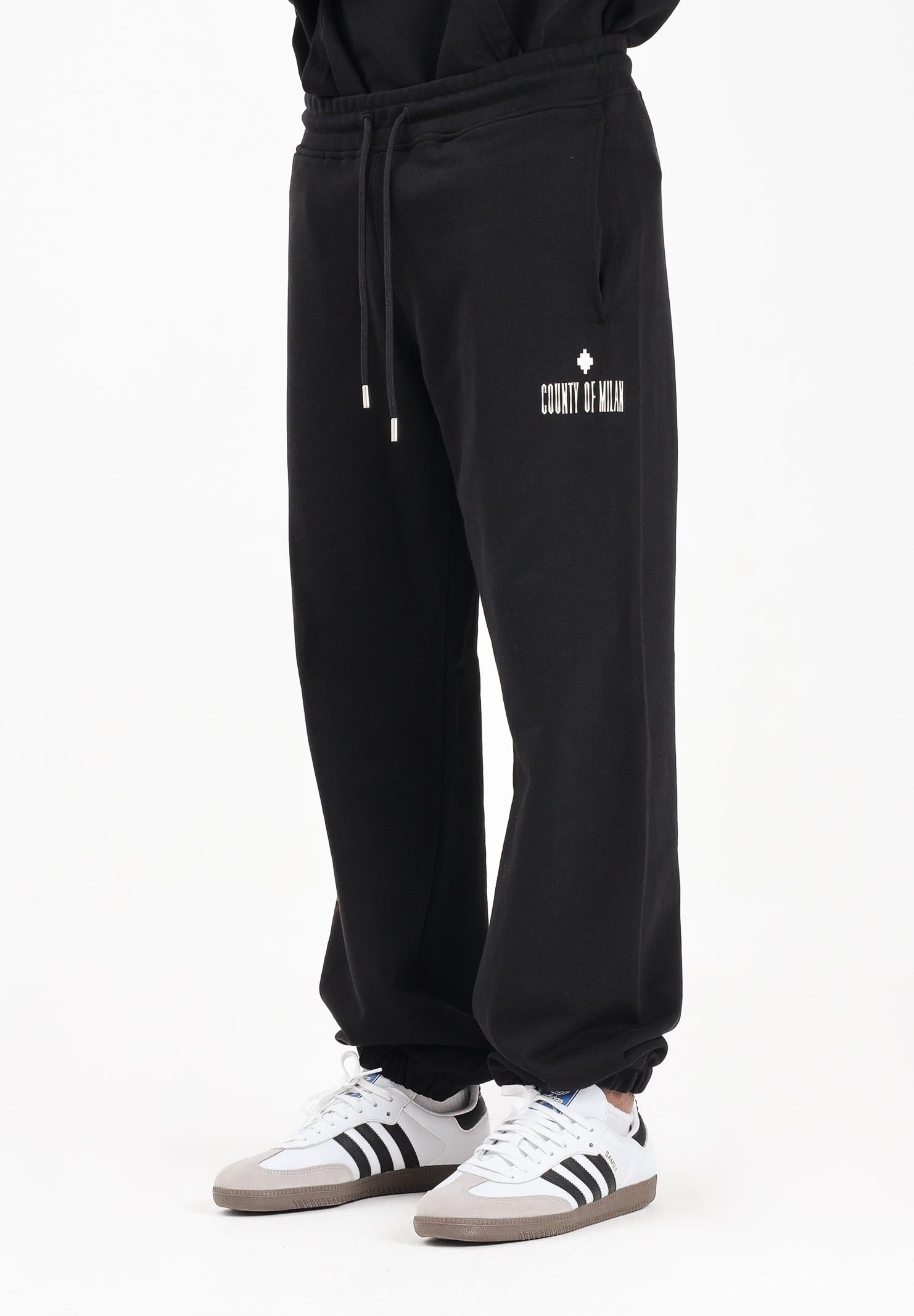 MARCELO BURLON COUNTY OF MILAN Pantalone sportivo nero da uomo con stampa F5CAMAFP036 110 MARCELO BURLON COUNTY OF MILAN 