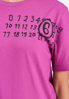 MAISON MARGIELA T-shirt a manica corta color prugna per donna, ragazzi e bambini arricchita da un logo Hand Written M60897MM02Y M6602 MAISON MARGIELA 