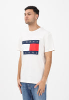 TOMMY JEANS T-shirt a manica corta Flag Badge panna da uomo DM0DM22645 YBH TOMMY JEANS 