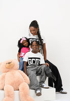 GCDS T-shirt a manica corta bianca per donna, ragazzi e bambini con fascia nera logata B2JU2329JF1 15 GCDS 