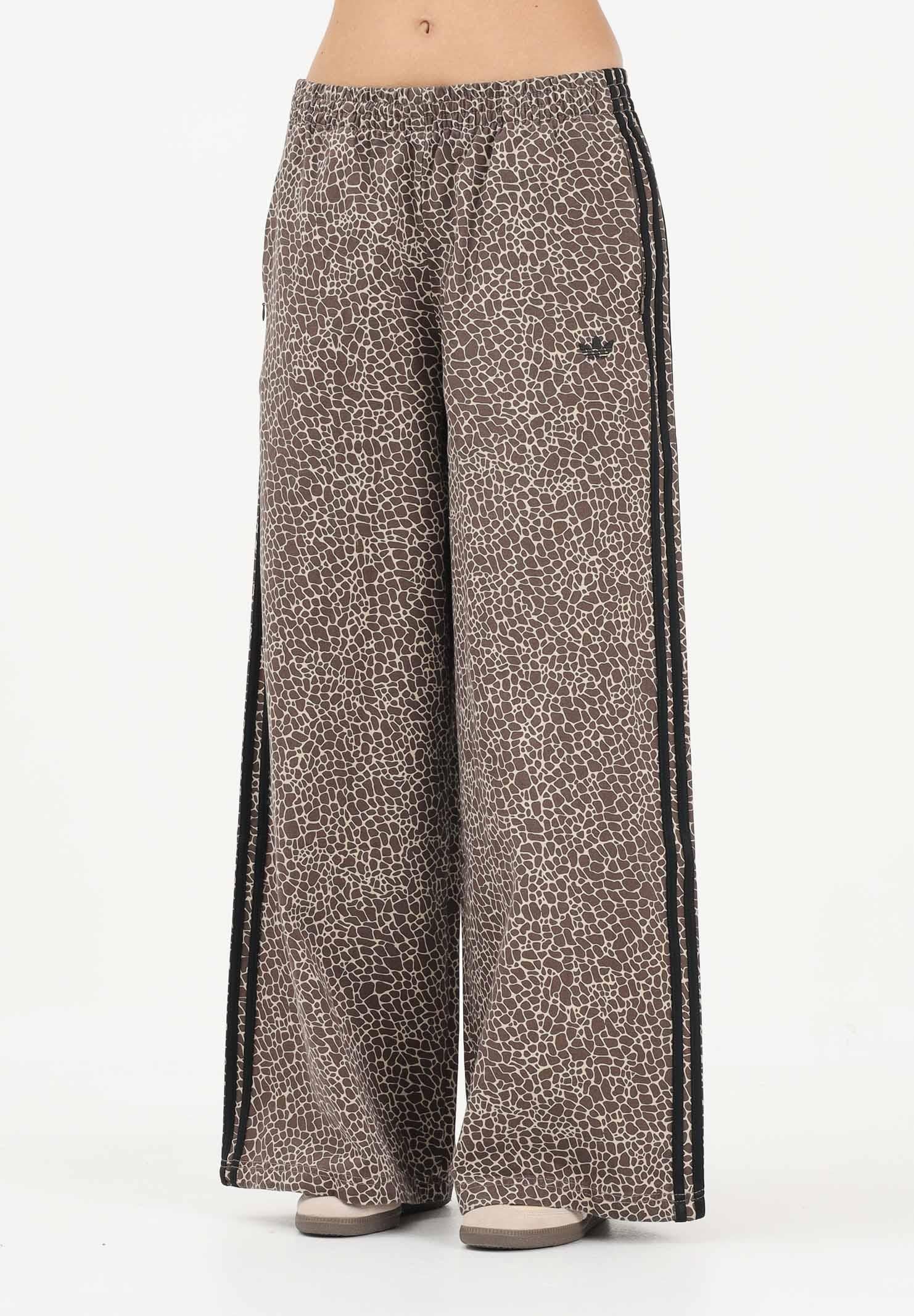 ADIDAS ORIGINALS Pantalone sportivo Firebird Oversized AOP in denim animalier da donna KD8811 . ADIDAS ORIGINALS 