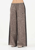 ADIDAS ORIGINALS Pantalone sportivo Firebird Oversized AOP in denim animalier da donna KD8811 . ADIDAS ORIGINALS 
