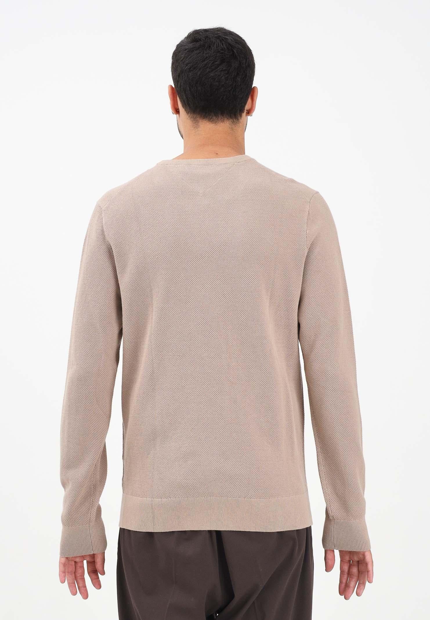 TOMMY HILFIGER Maglioncino girocollo beige da uomo con ricamo bandierina MW0MW36347AFE . TOMMY HILFIGER 