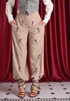 SIMONA CORSELLINI Pantalone elegante beige da donna con applicazioni gioiello A25CPPA02101-C00237 V0703 SIMONA CORSELLINI 