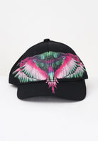 MARCELO BURLON COUNTY OF MILAN Cappello con visiera nero per uomo e donna rifinito da stampa ali multicolor COMAF250186 . MARCELO BURLON COUNTY OF MILAN 