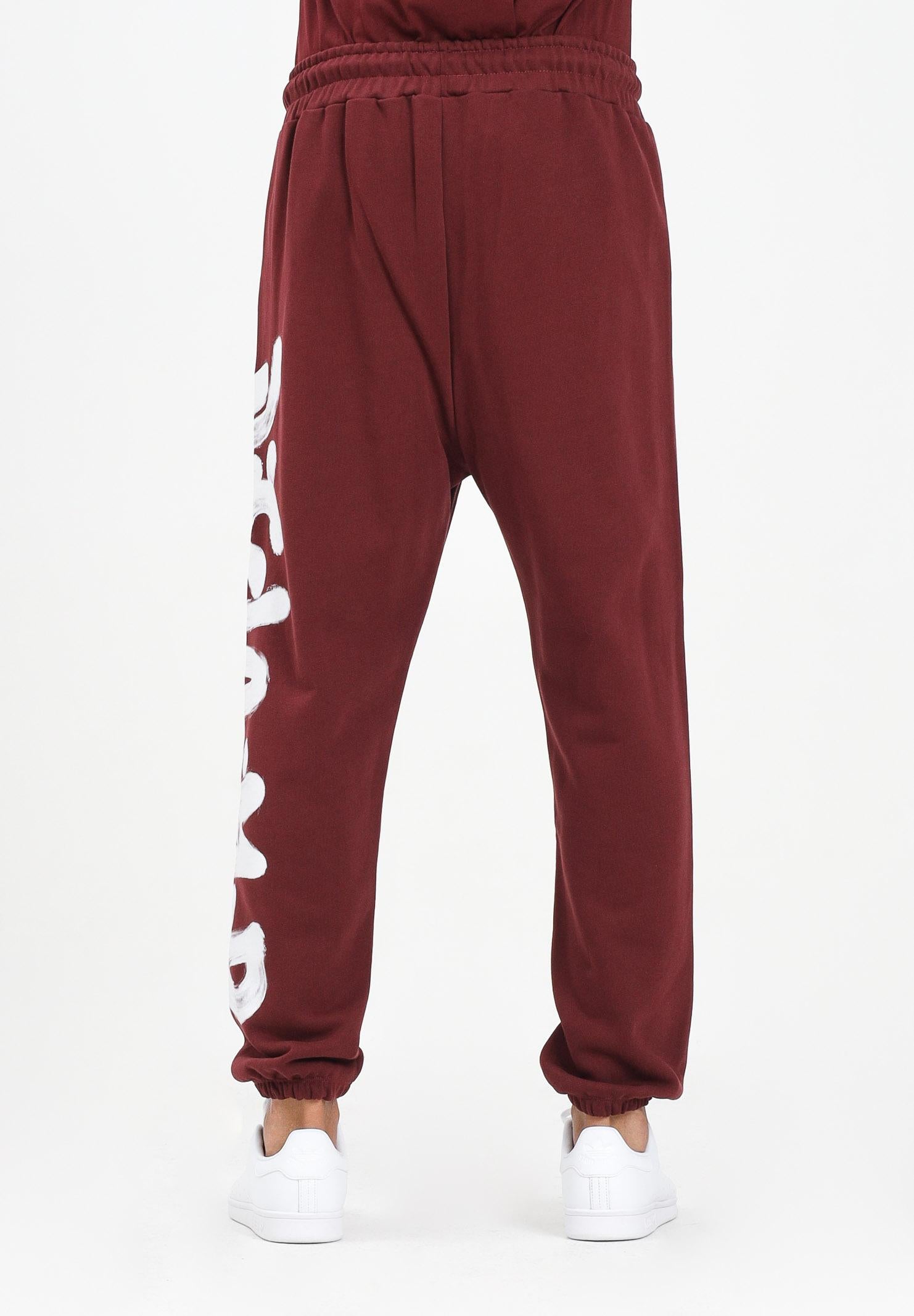 DISCLAIMER Pantalone sportivo bordeaux da uomo con maxi stampa logo 25IDS55101 BO DISCLAIMER 