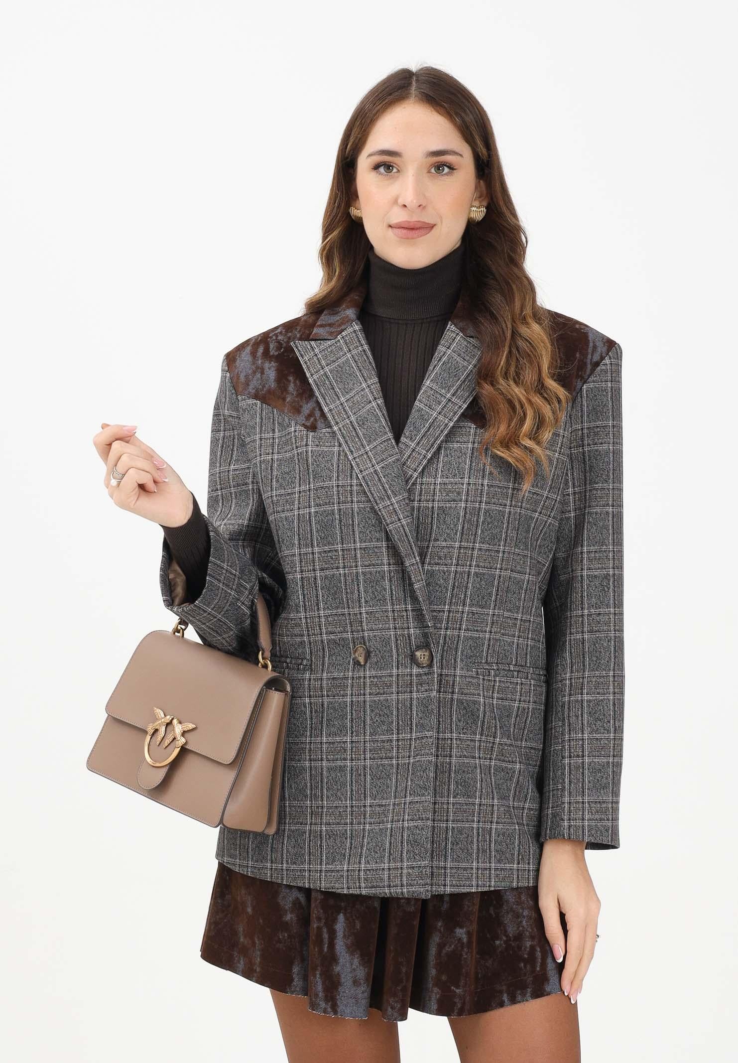 VICOLO Giacca doppiopetto da donna realizzata in tessuto a quadri principe di Galles nei toni del grigio e marrone TF1750 PR VICOLO 