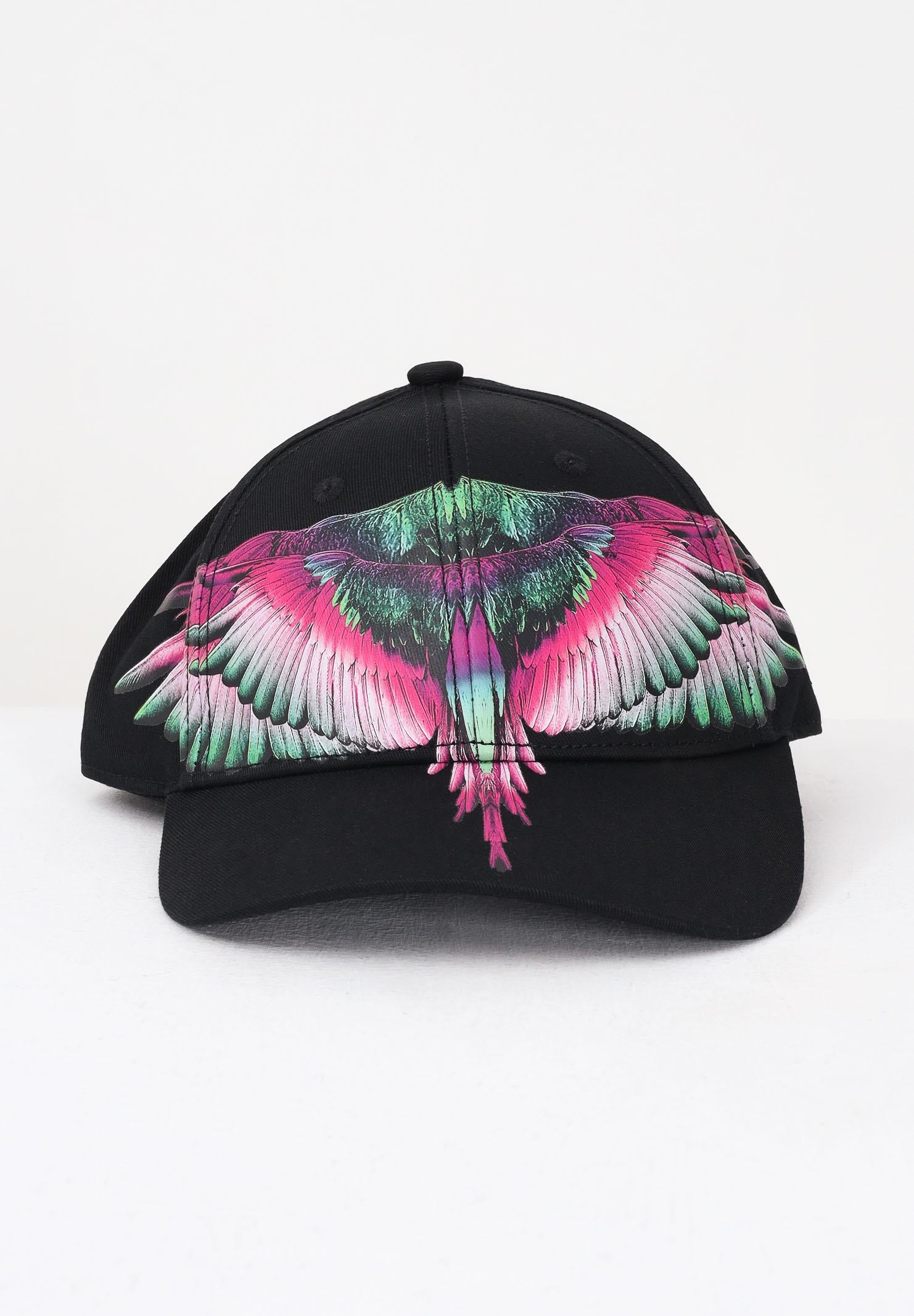 MARCELO BURLON COUNTY OF MILAN Cappello con visiera nero per uomo e donna rifinito da stampa ali multicolor COMAF250186  MARCELO BURLON COUNTY OF MILAN 