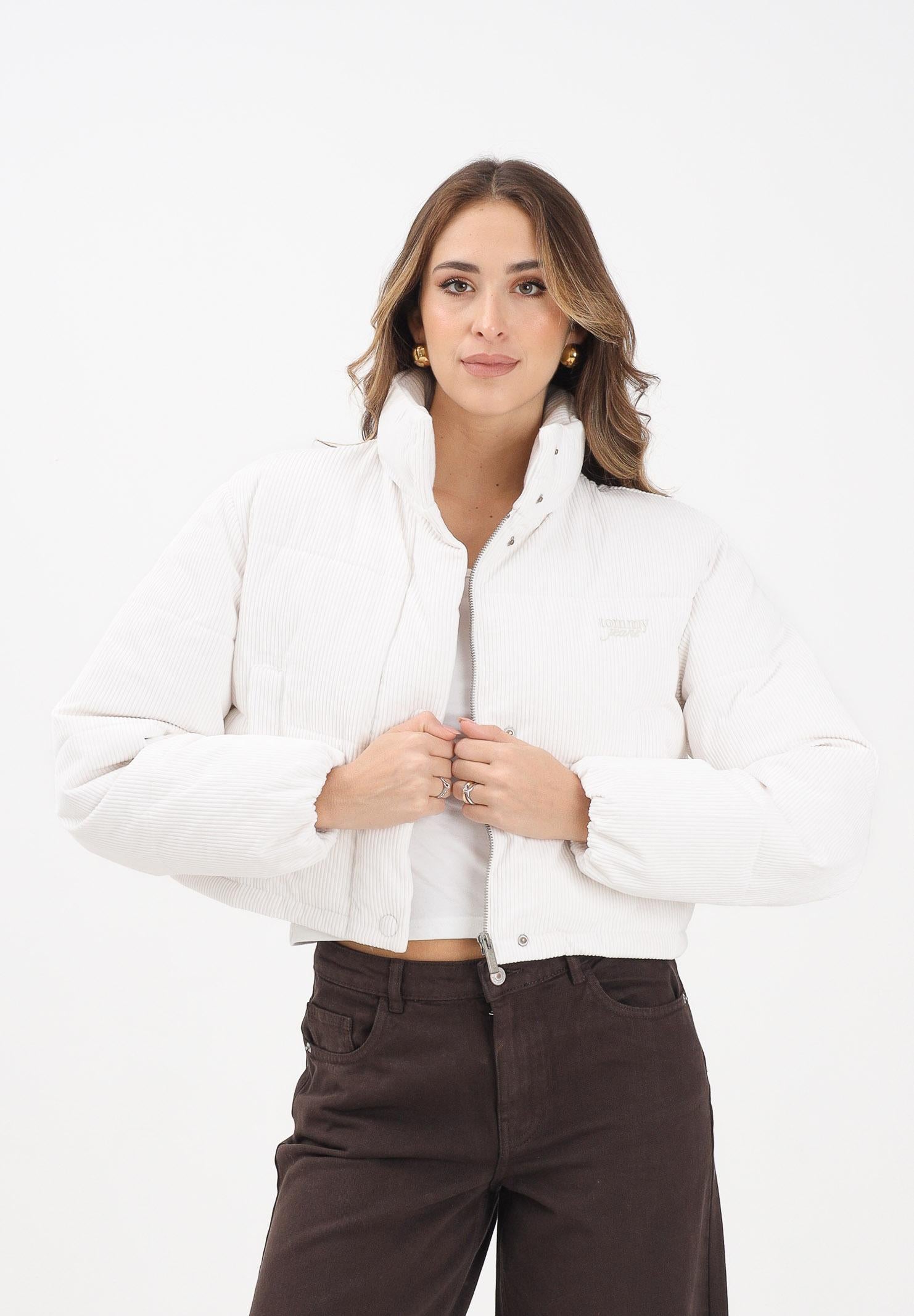 TOMMY JEANS Piumino panna da donna realizzato in tessuto trapuntato con effetto vellutino a costine DW0DW21658YBH  TOMMY JEANS 