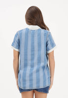 ADIDAS ORIGINALS Polo a manica corta in denim chiaro da donna con logo KD5448 . ADIDAS ORIGINALS 