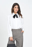 SIMONA CORSELLINI Camicia a manica lunga bianca da donna con fiocco A25CECA10201-C00162 V0300 SIMONA CORSELLINI 