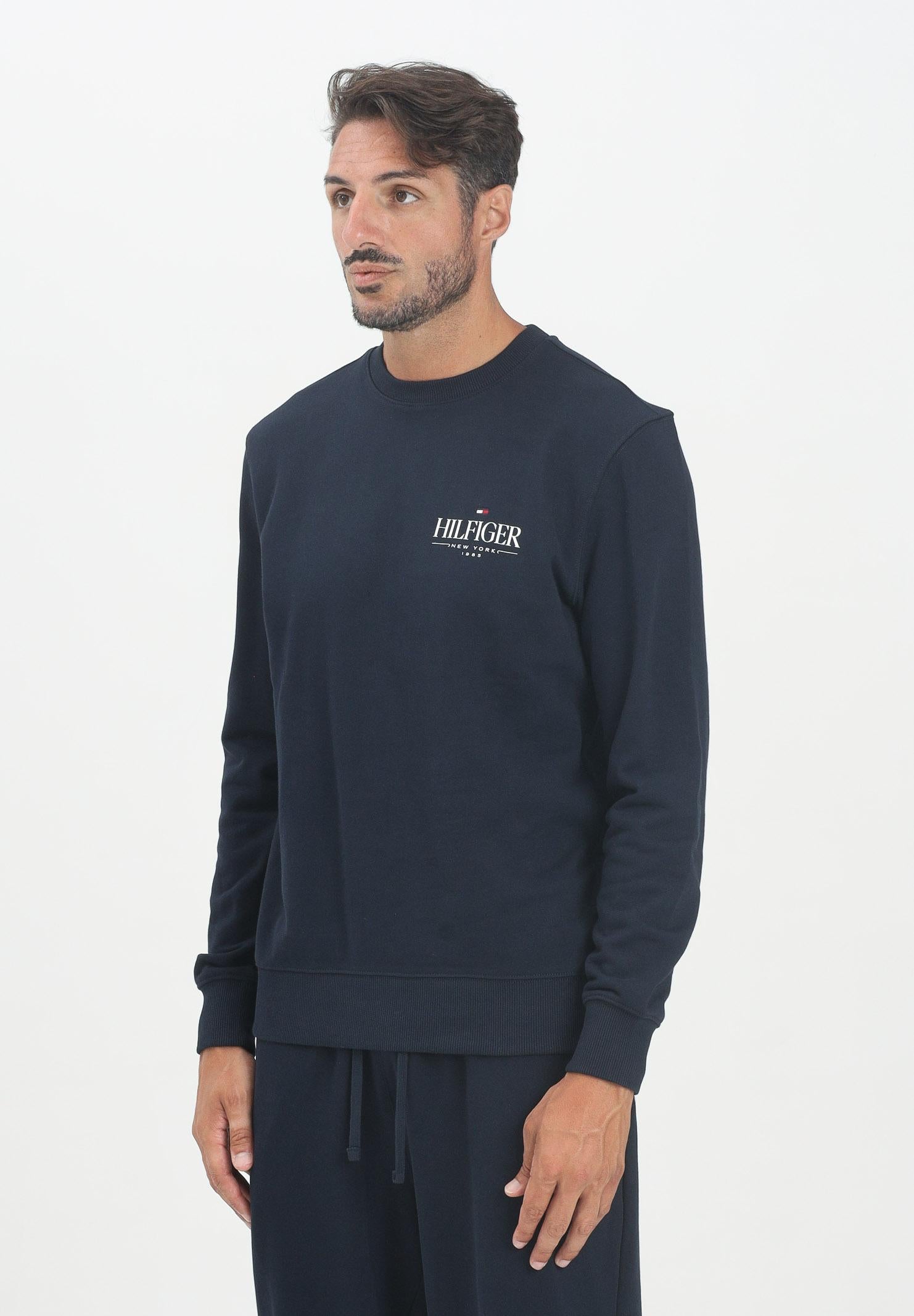 TOMMY HILFIGER Felpa girocollo blu da uomo con logo MW0MW39376DW5  TOMMY HILFIGER 