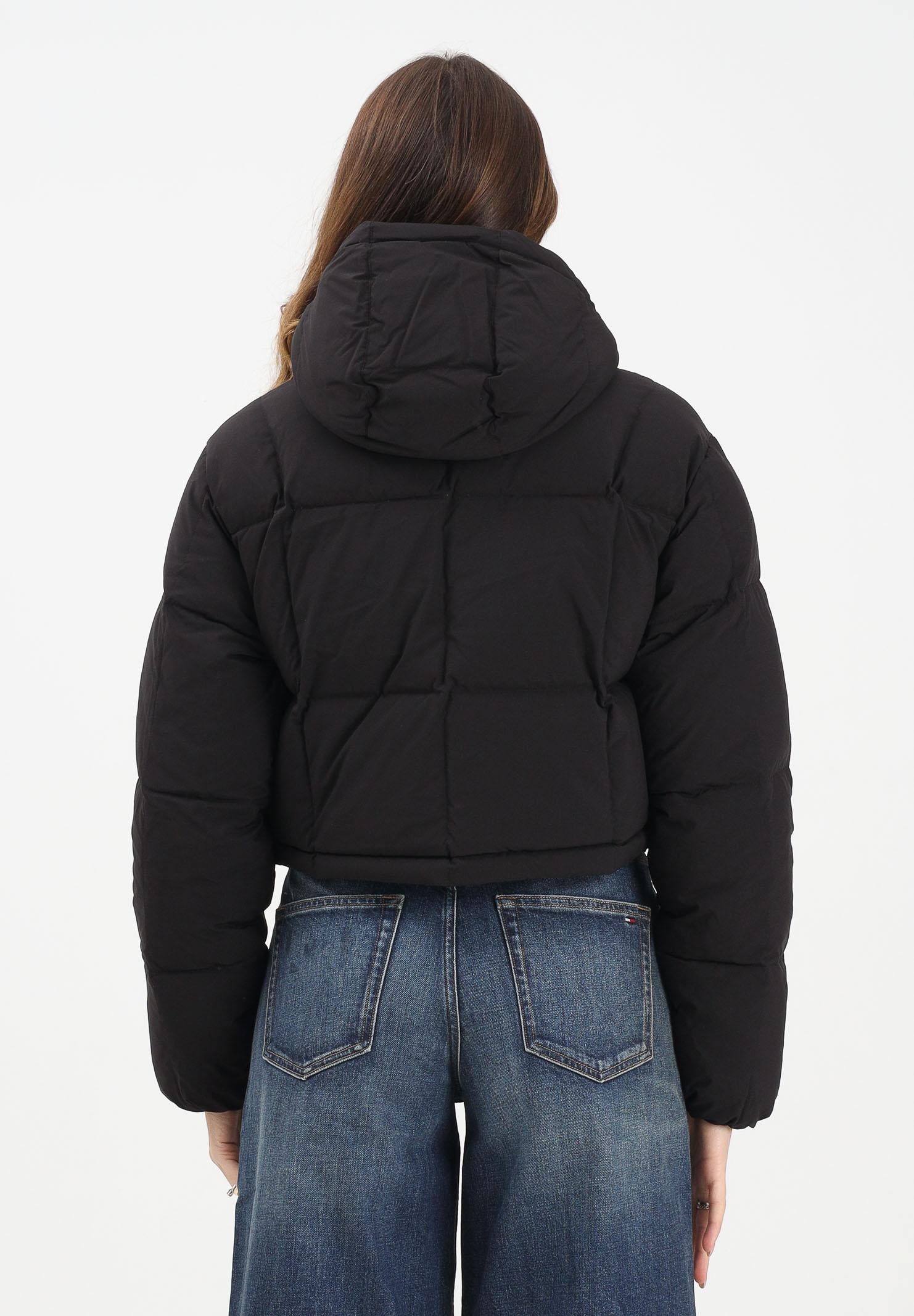 TOMMY JEANS Piumino nero da donna con logo DW0DW21624BDS  TOMMY JEANS 