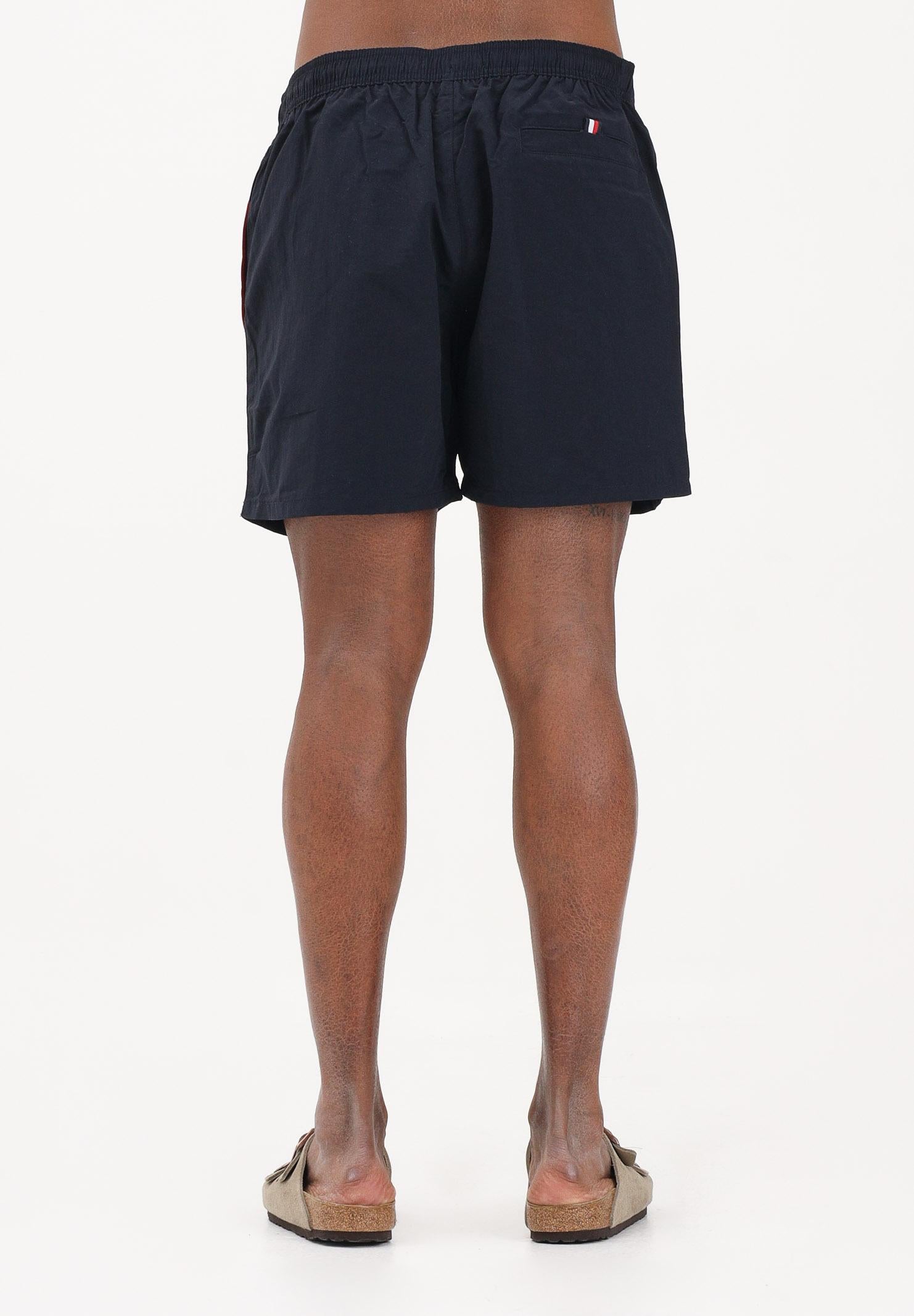 TOMMY HILFIGER Shorts mare blu da uomo con grafica color block UM0UM03840 DW5 TOMMY HILFIGER 